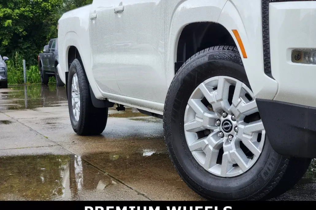2022 Nissan Frontier SV Crew Cab photo 1