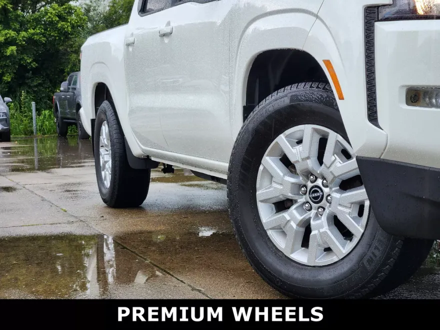 2022 Nissan Frontier SV Crew Cab photo 1