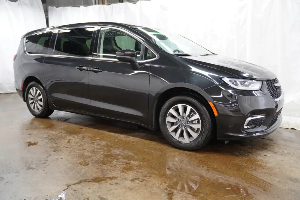 2023 Chrysler Pacifica Hybrid Touring L photo 1