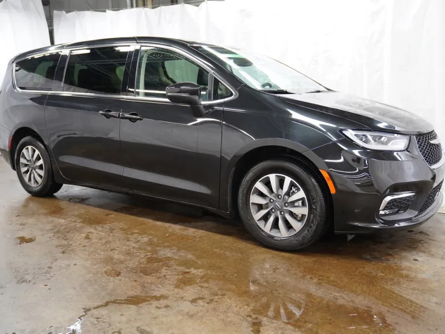 2023 Chrysler Pacifica Hybrid Touring L photo 1