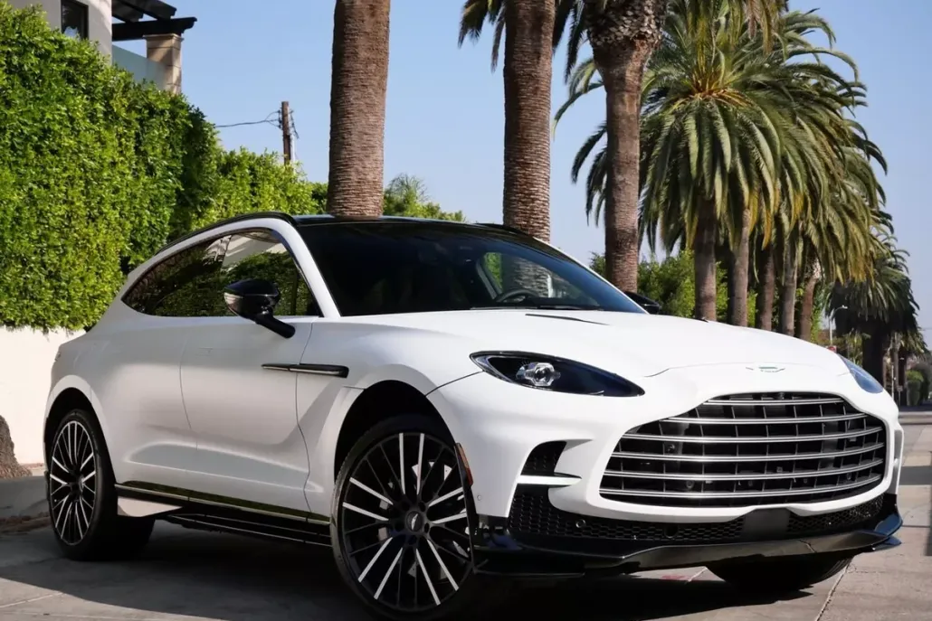 2025 Aston Martin DBX photo 1