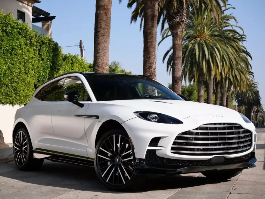 2025 Aston Martin DBX photo 1