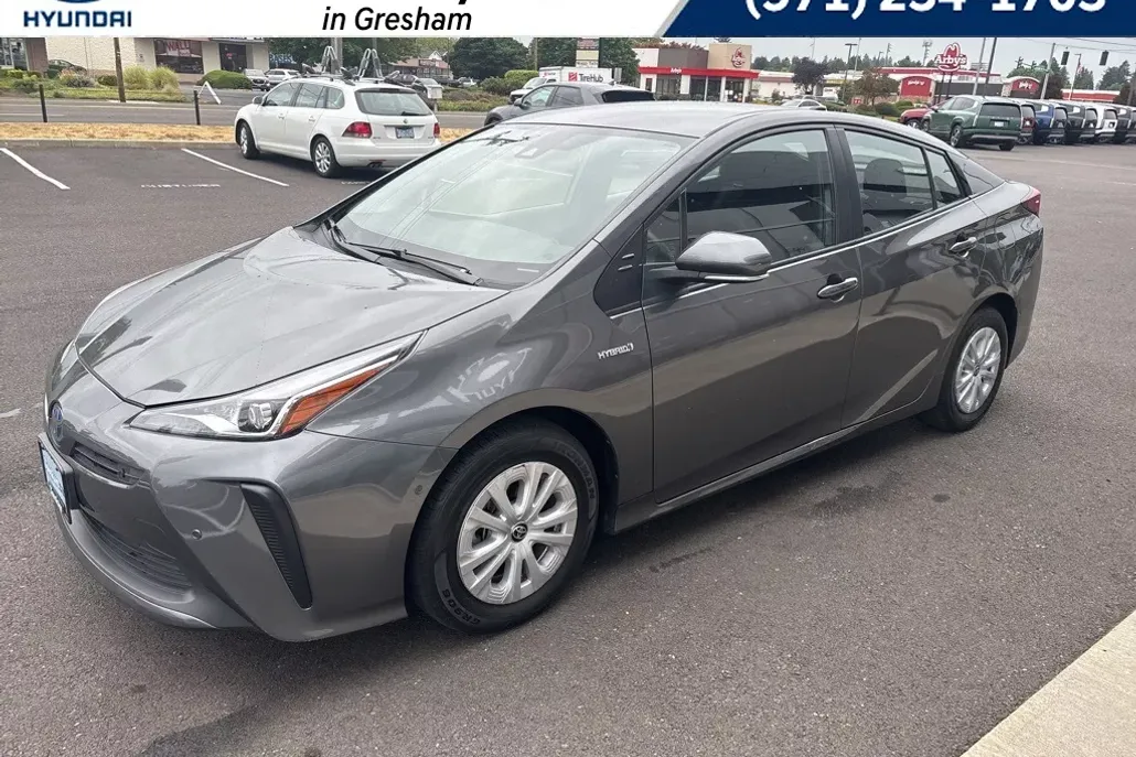 2022 Toyota Prius L photo 1