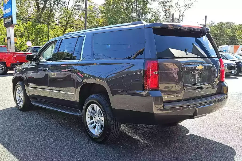 2016 Chevrolet Suburban LS photo 1