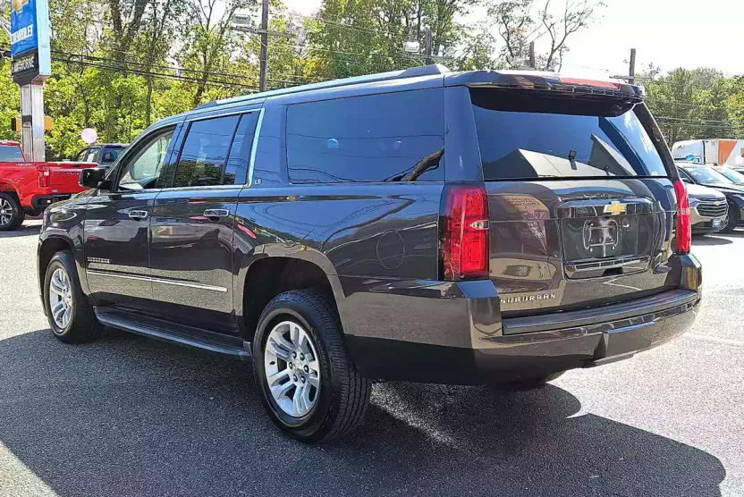 2016 Chevrolet Suburban LS photo 1