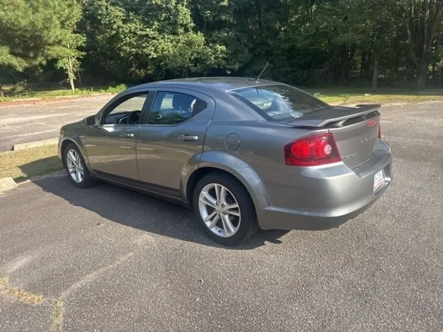 2013 Dodge Avenger SE photo 1