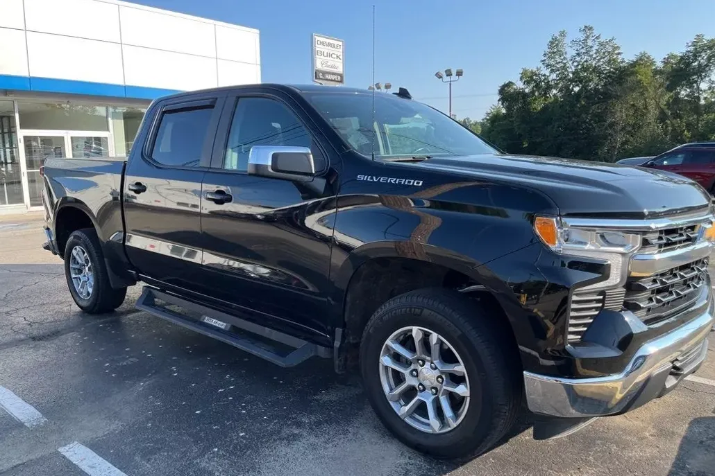 2022 Chevrolet Silverado 1500 LT photo 1