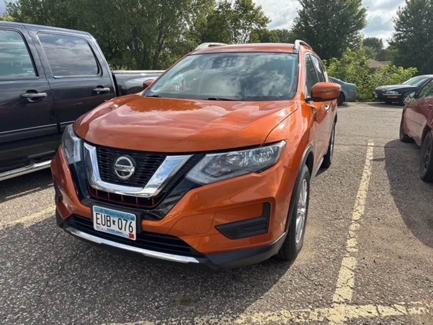 2019 Nissan Rogue SV photo 1