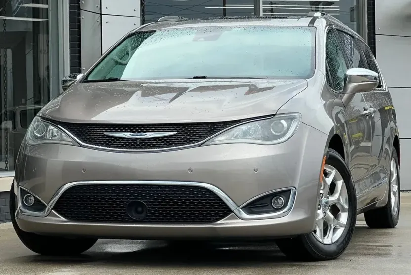 2017 Chrysler Pacifica Limited photo 1