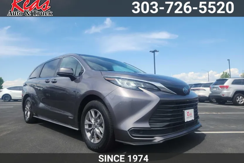 2021 Toyota Sienna LE photo 1