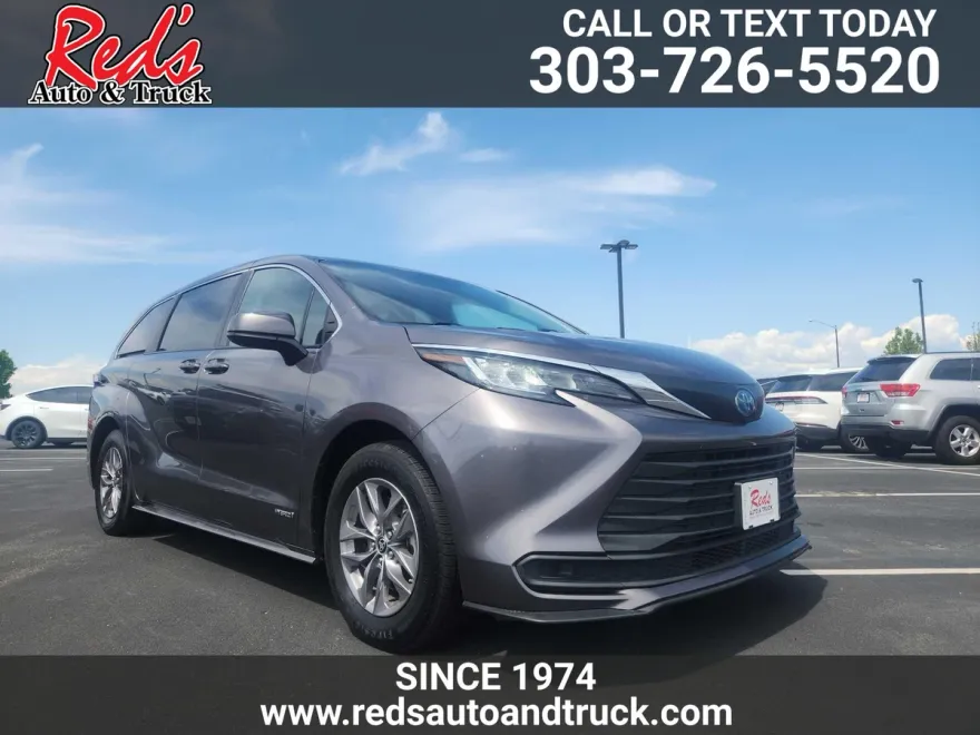 2021 Toyota Sienna LE photo 1