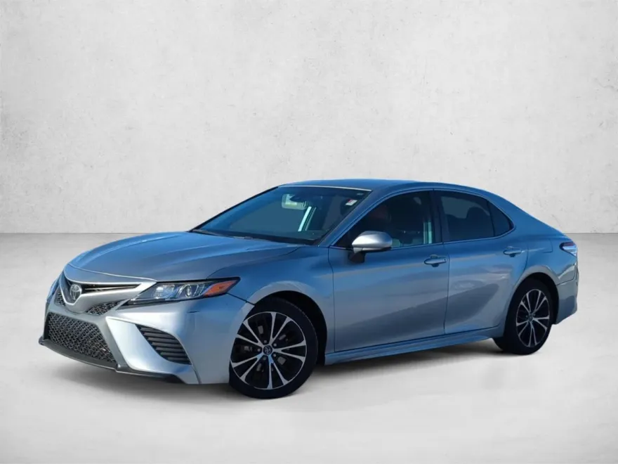2020 Toyota Camry SE photo 1