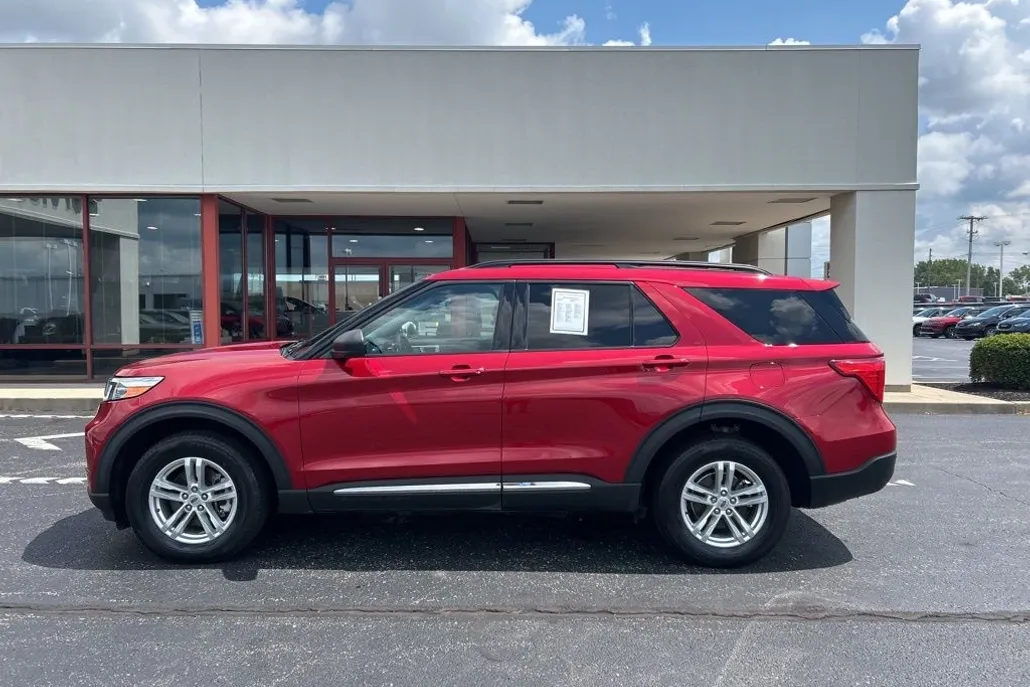 2022 Ford Explorer XLT photo 1