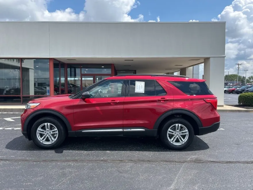 2022 Ford Explorer XLT photo 1