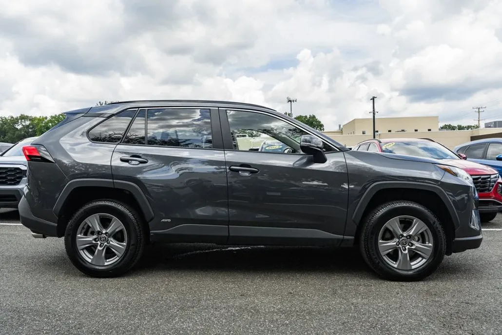 2023 Toyota RAV4 Hybrid XLE photo 1