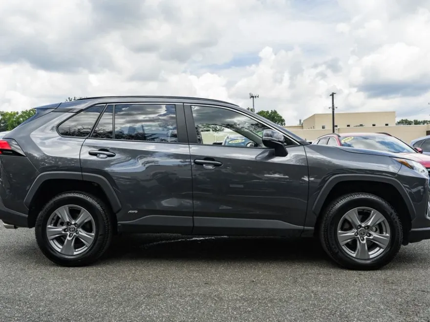 2023 Toyota RAV4 Hybrid XLE photo 1