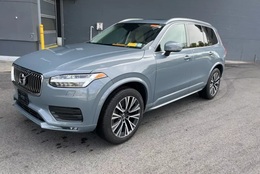 2022 Volvo XC90 T6 AWD Momentum photo 1