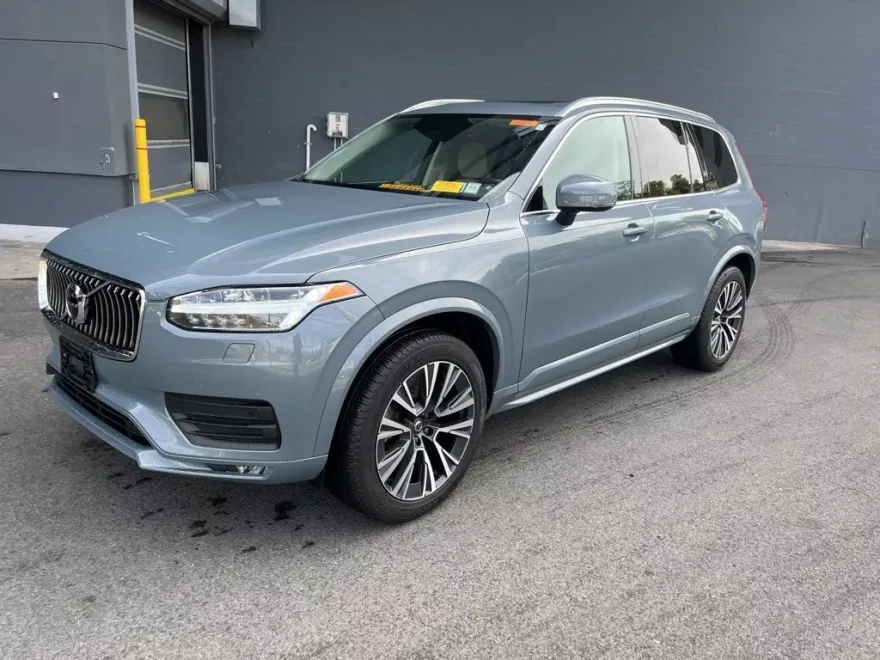 2022 Volvo XC90 T6 AWD Momentum photo 1