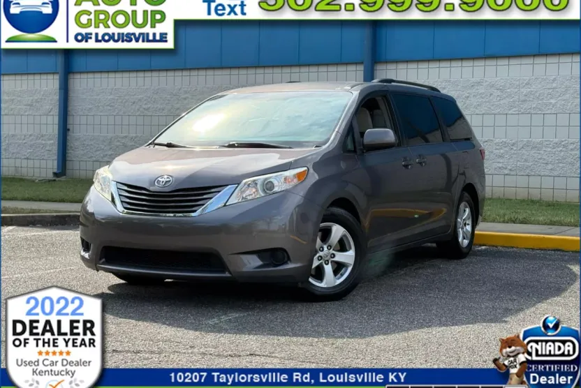 2015 Toyota Sienna LE photo 1