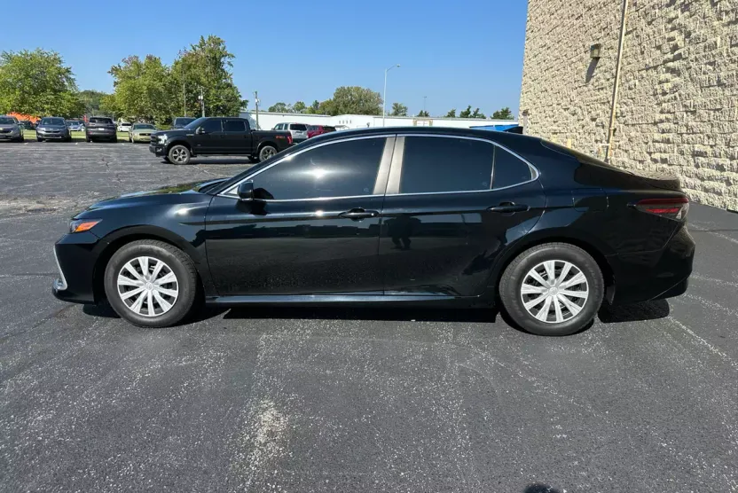 2021 Toyota Camry Hybrid LE photo 1