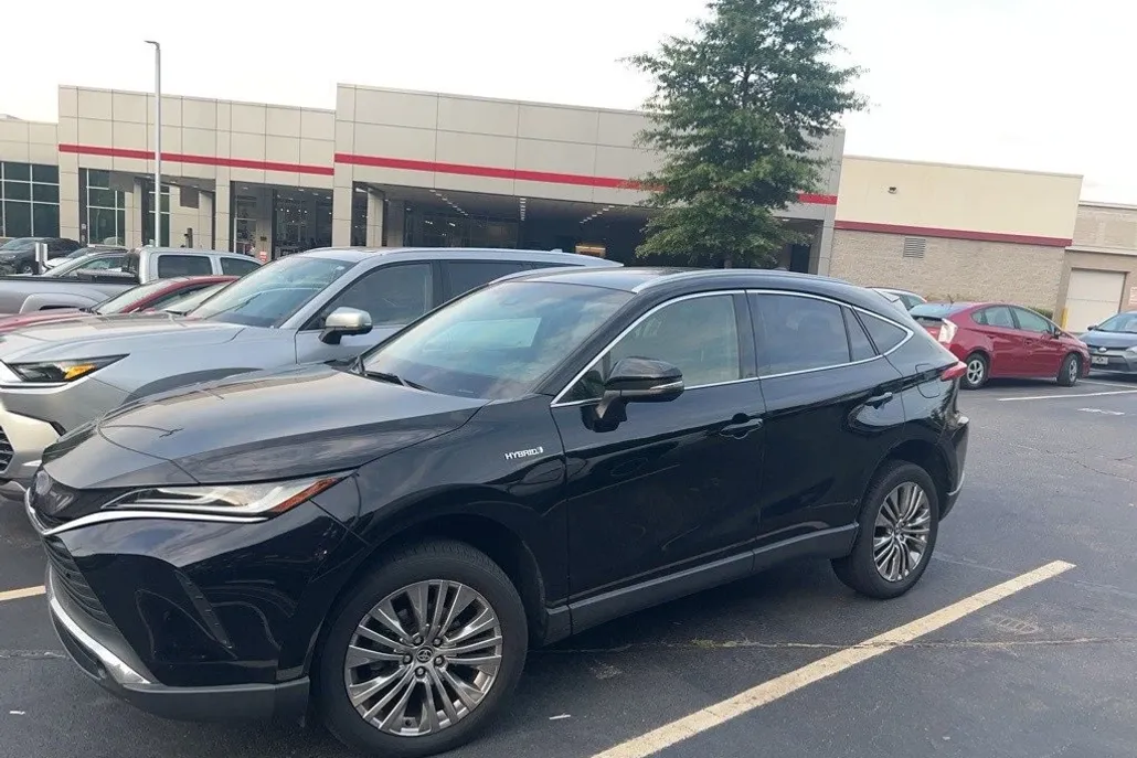 2021 Toyota Venza XLE photo 1