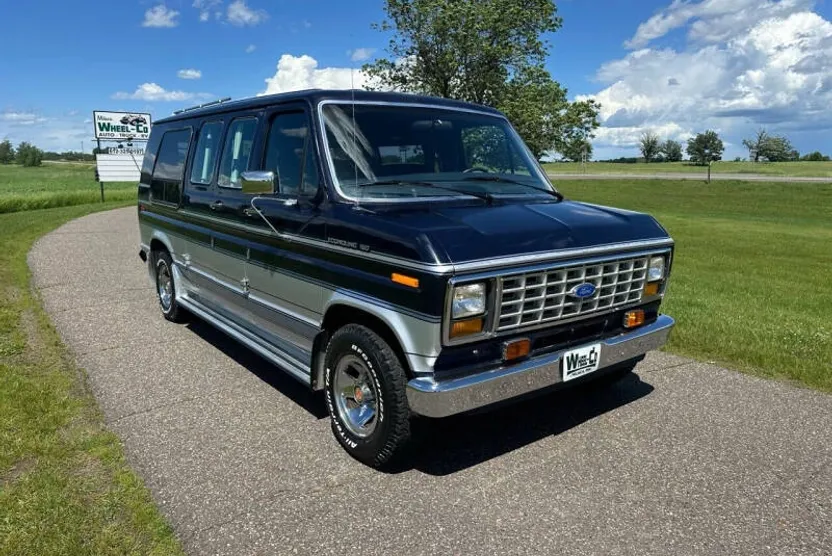 1989 Ford E-150 photo 1