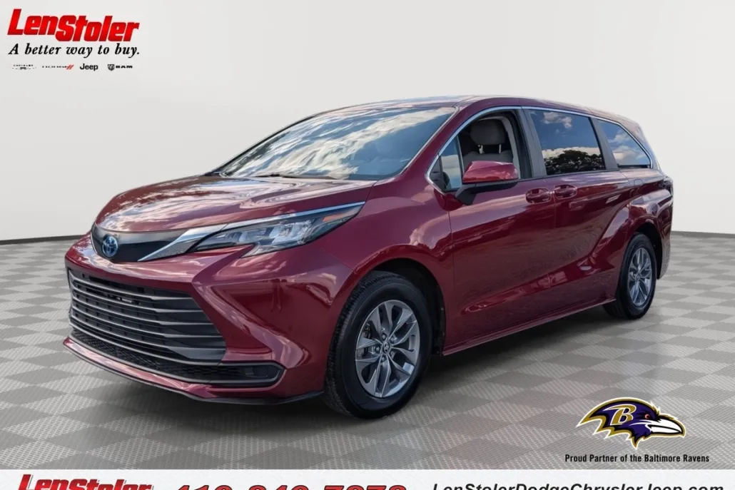 2024 Toyota Sienna LE photo 1
