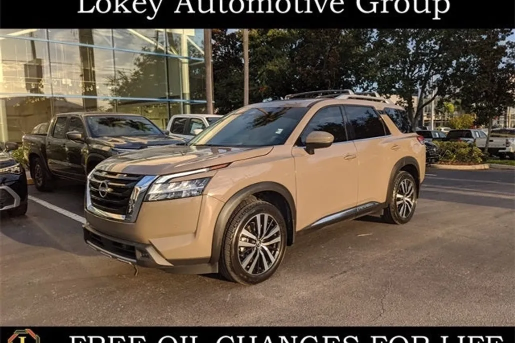 2023 Nissan Pathfinder Platinum photo 1