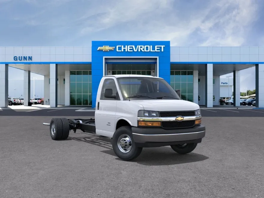 2025 Chevrolet Express Cutaway 3500 Van photo 1