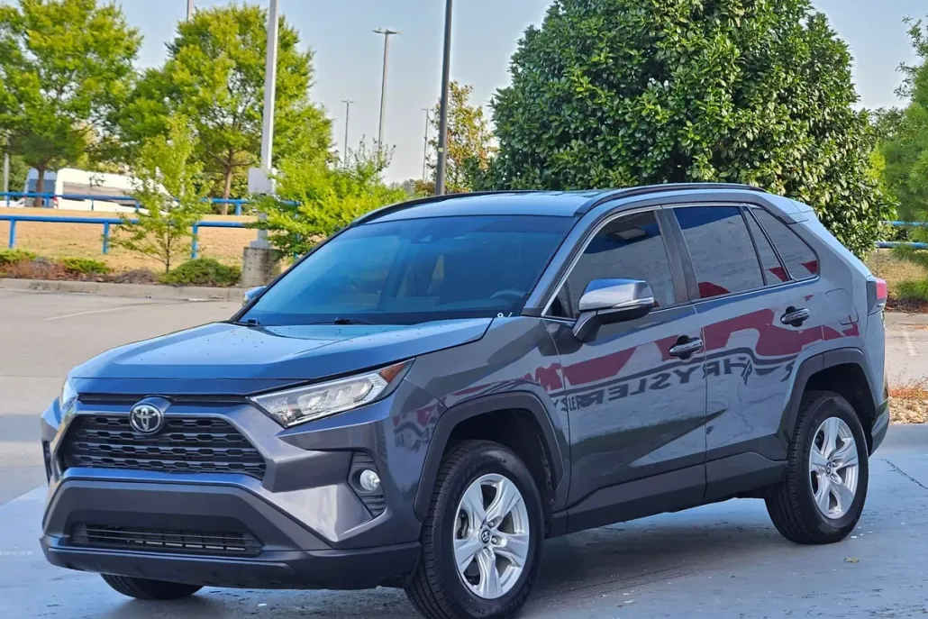 2021 Toyota RAV4 XLE photo 1