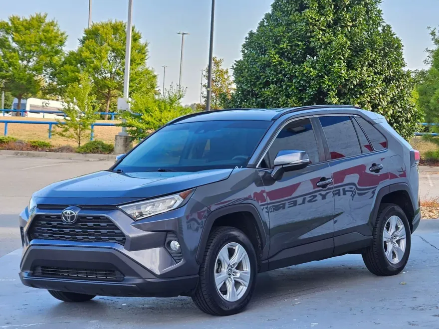 2021 Toyota RAV4 XLE photo 1
