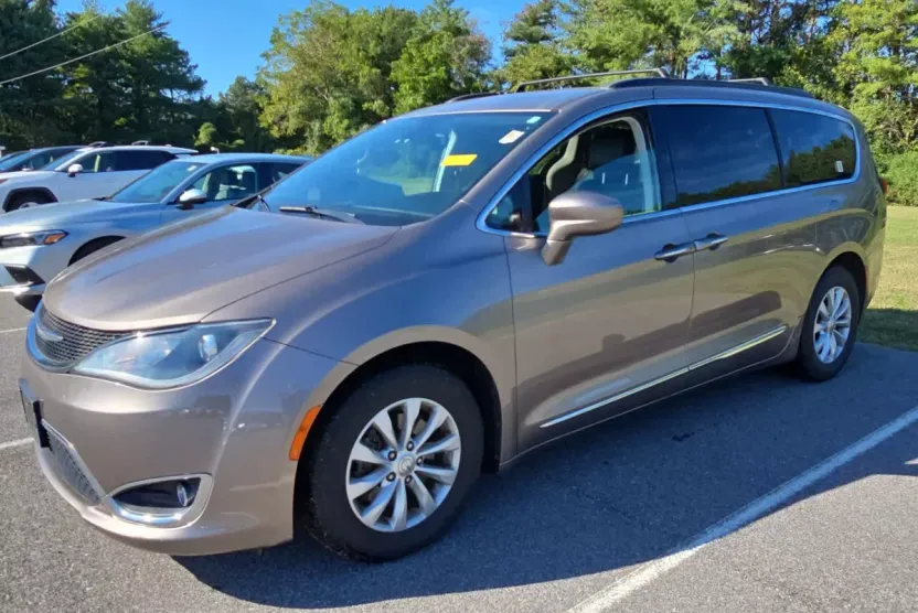 2017 Chrysler Pacifica Touring L photo 1