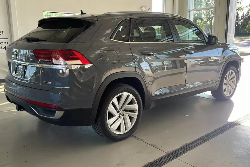 2022 Volkswagen Atlas Cross Sport V6 SE Technology photo 1