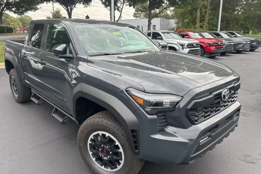 2025 Toyota Tacoma TRD Off-Road Double Cab photo 1