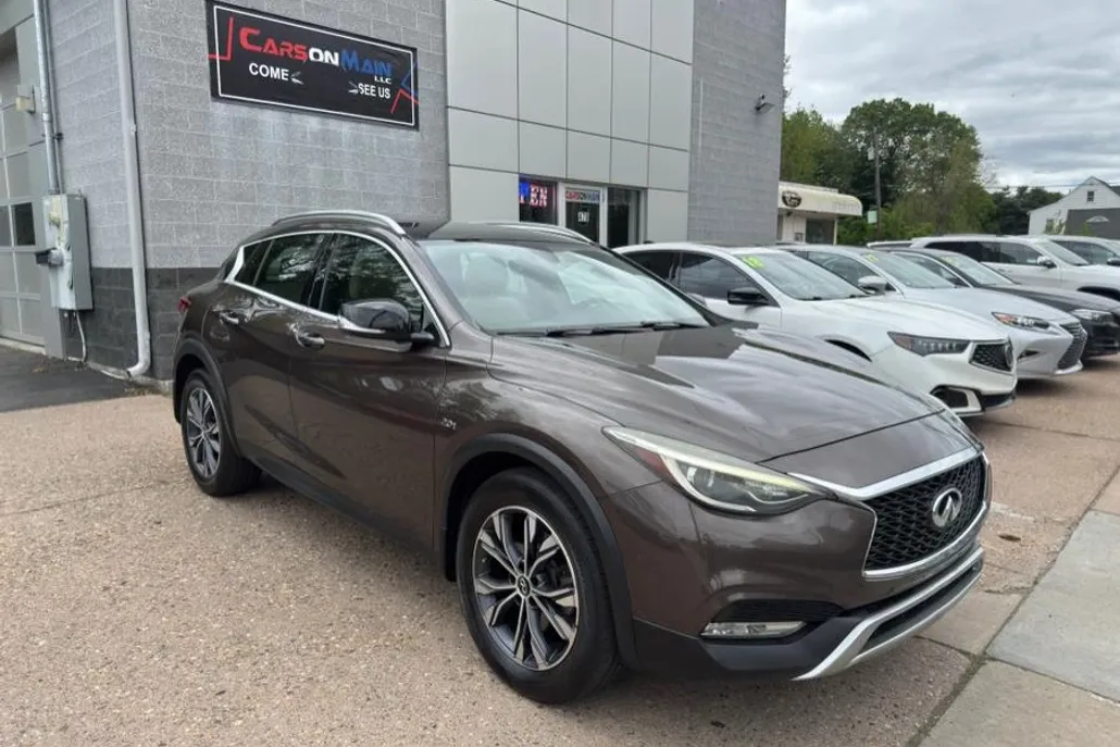 2018 Infiniti QX30 Premium photo 1