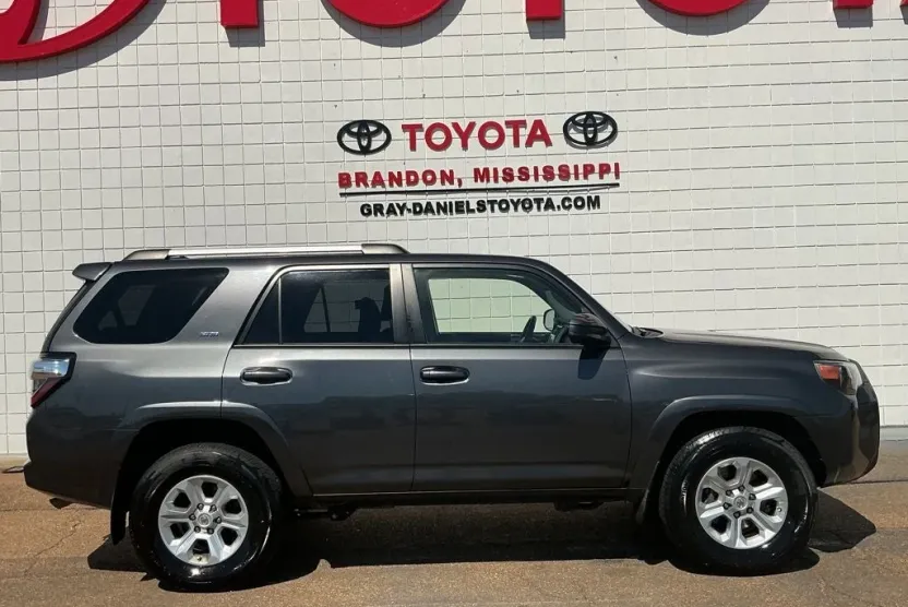 2021 Toyota 4Runner SR5 photo 1