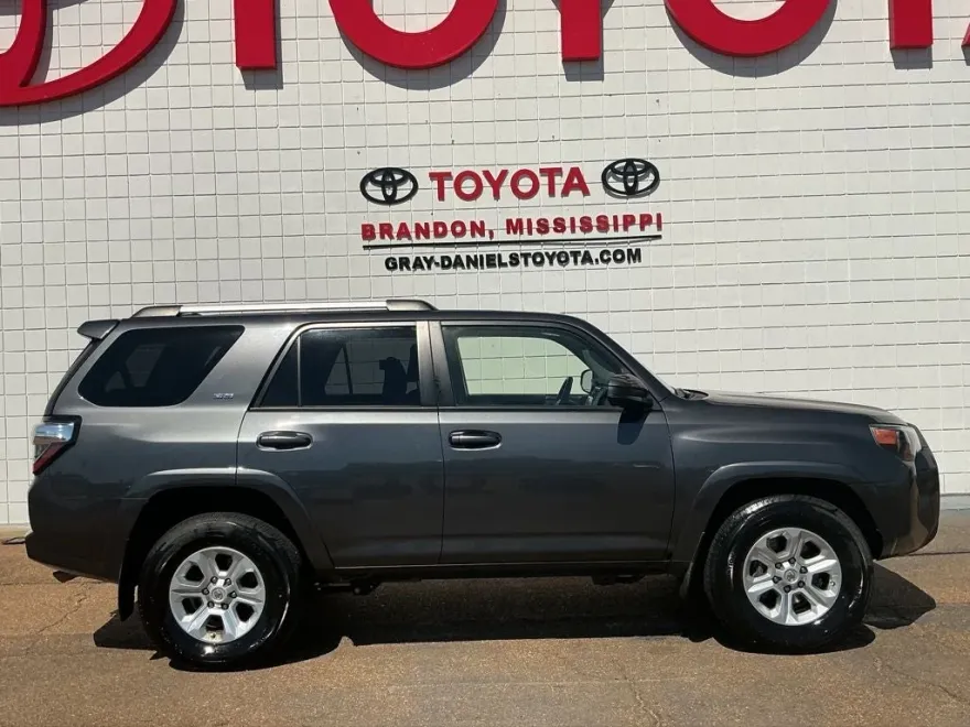 2021 Toyota 4Runner SR5 photo 1