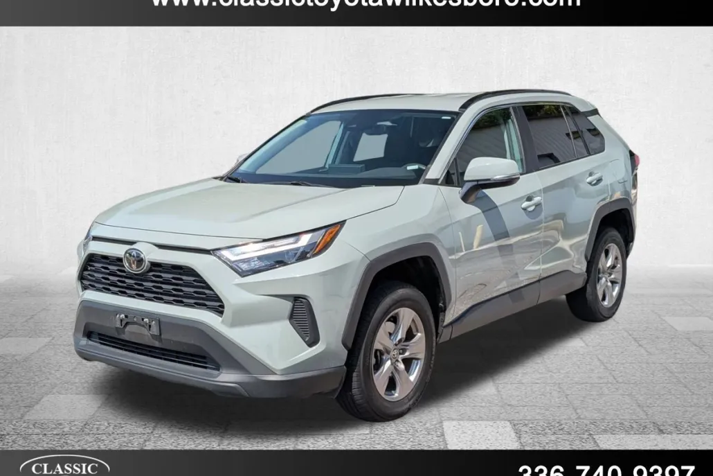 2023 Toyota RAV4 XLE photo 1