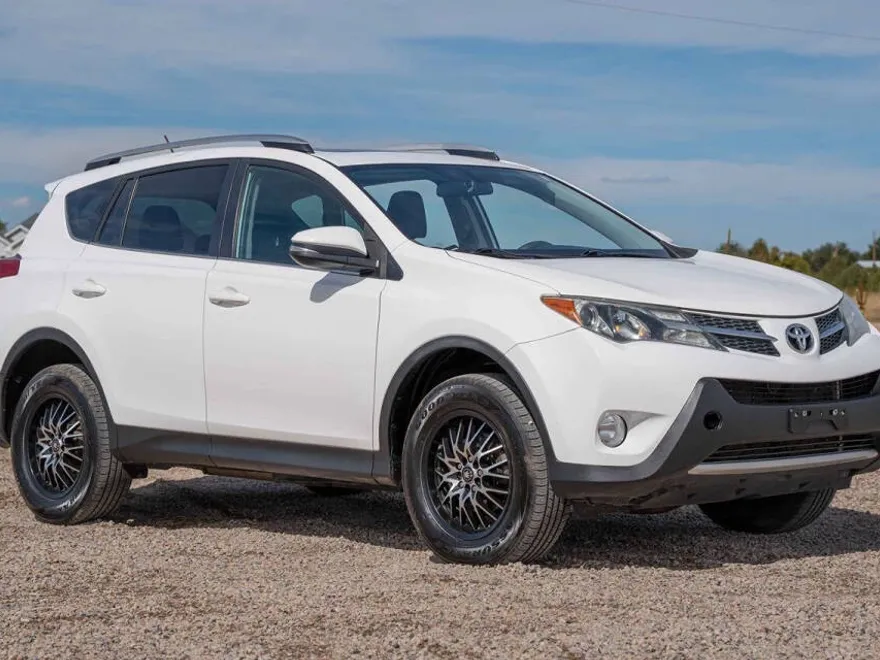 2015 Toyota RAV4 XLE photo 1