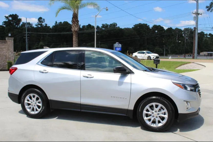 2020 Chevrolet Equinox LT photo 1