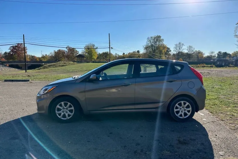 2013 Hyundai Accent GS photo 1