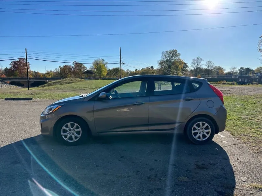 2013 Hyundai Accent GS photo 1