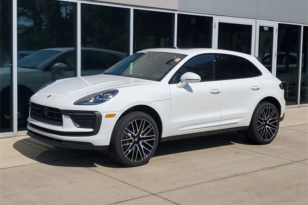 2025 Porsche Macan T photo 1