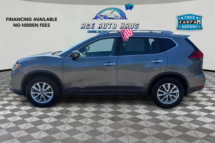 2017 Nissan Rogue SV photo 1