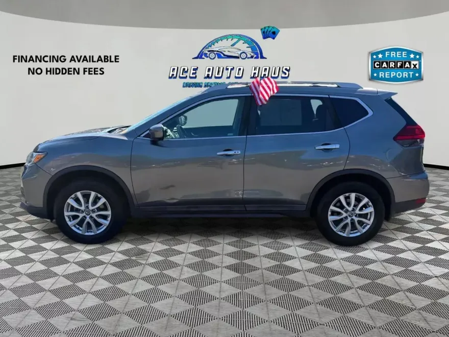 2017 Nissan Rogue SV photo 1