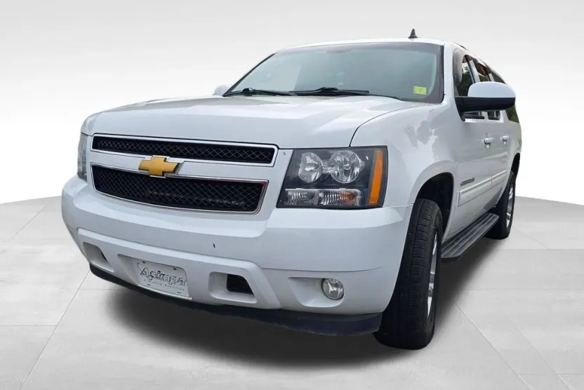 2014 Chevrolet Suburban LT photo 1
