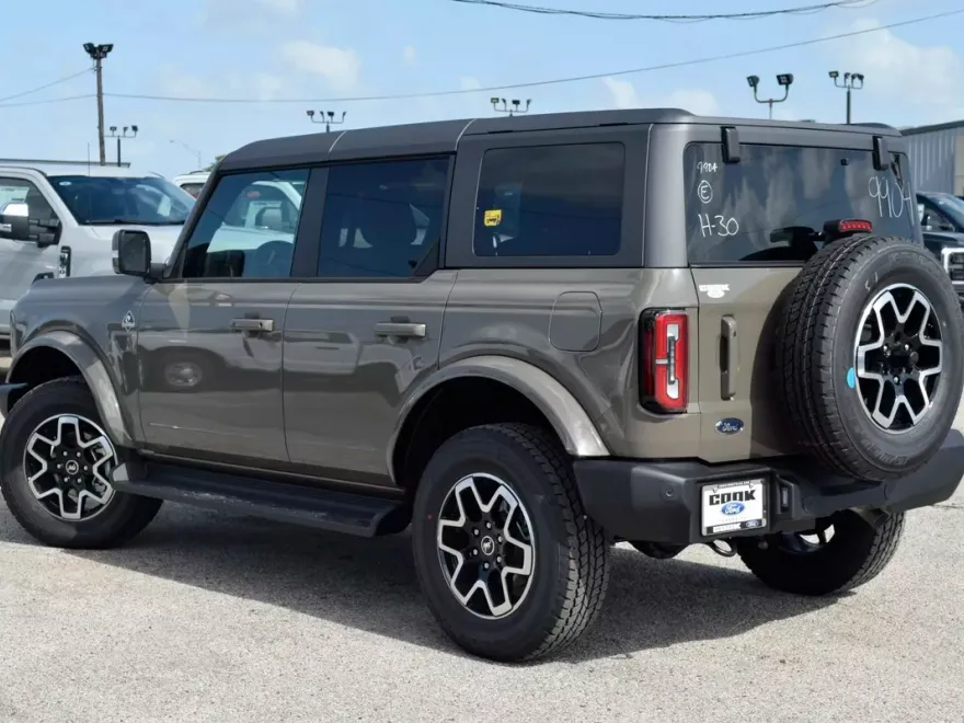 2025 Ford Bronco Outer Banks photo 1