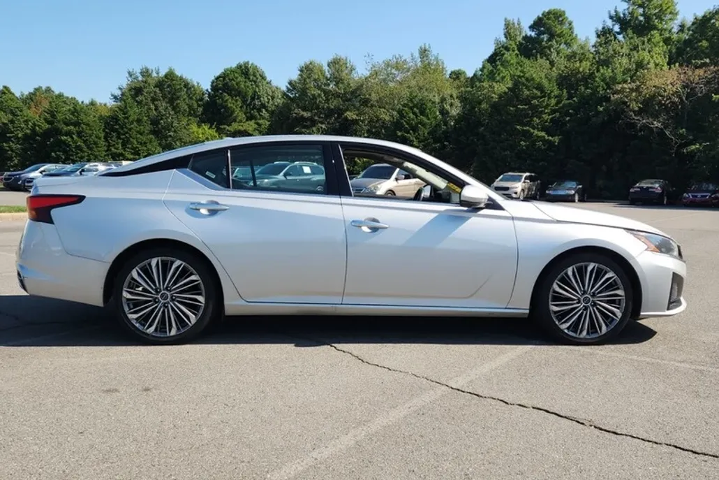 2023 Nissan Altima 2.5 SL photo 1
