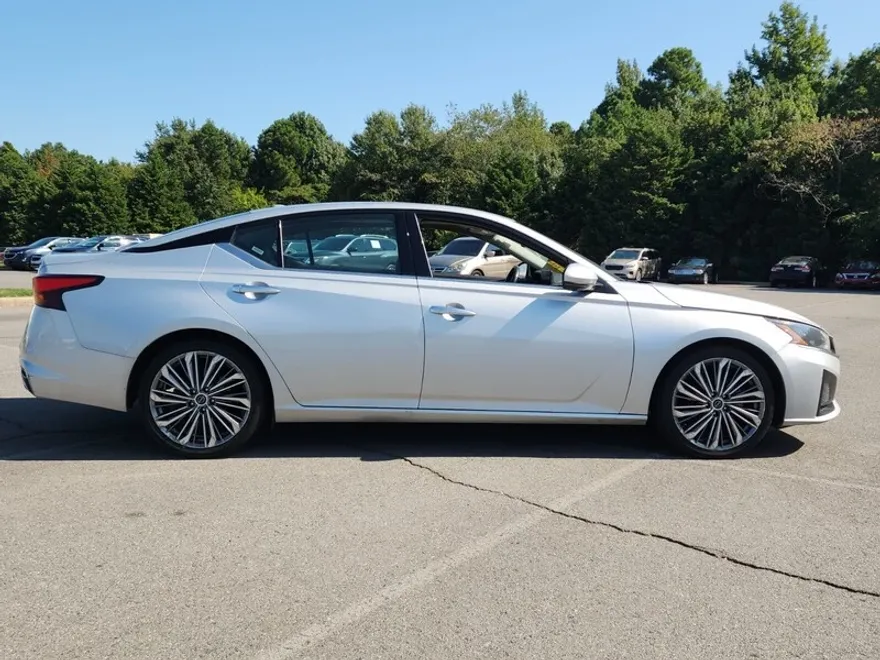 2023 Nissan Altima 2.5 SL photo 1