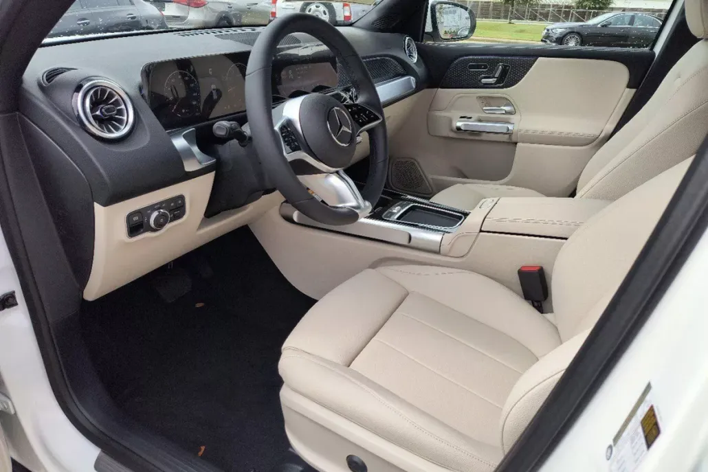 2025 Mercedes Benz GLB 250 photo 1